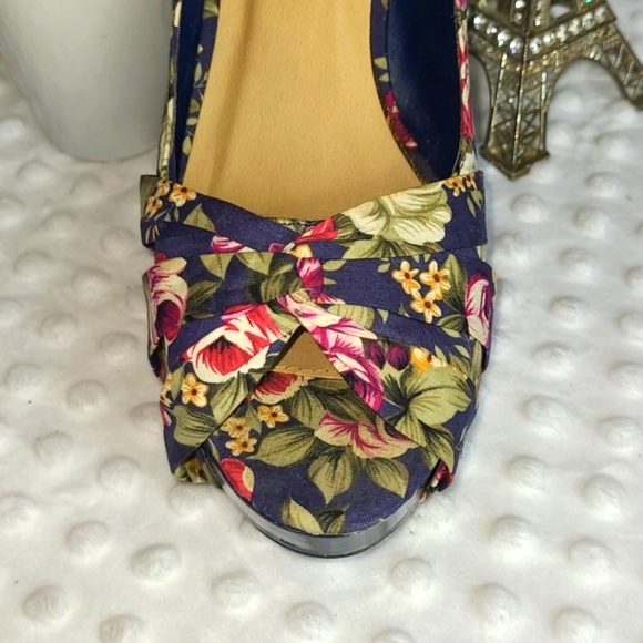 NWOT Charming Charlie Flower Print Platform Shoes - Size 9 - #9-0183 - Picture 4 of 8